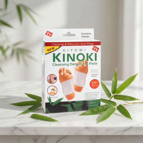 Opakowanie plastrów detoksykujących na tle naturalnych elementów