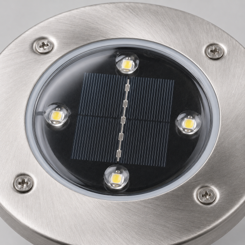 Zbliżenie na diody LED i stalową obudowę lampy solarnej