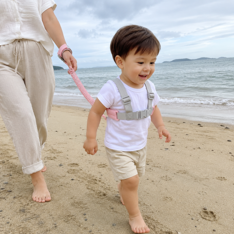 Zdjęcie od klientki — dziecko w zestawie zabezpieczającym na plaży